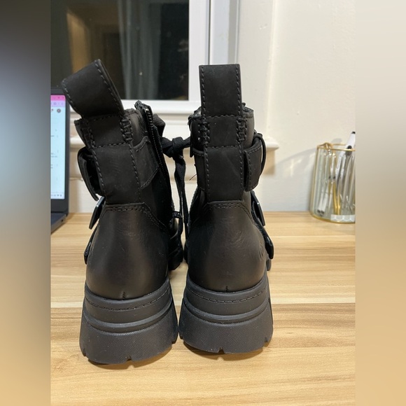 UGG Ashton Lace Up - Picture 6 of 8